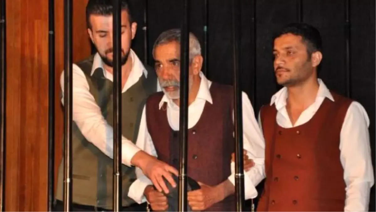 Tutuklu ve Hükümlüler 'Son Kuşlar' Oyununu Izledi
