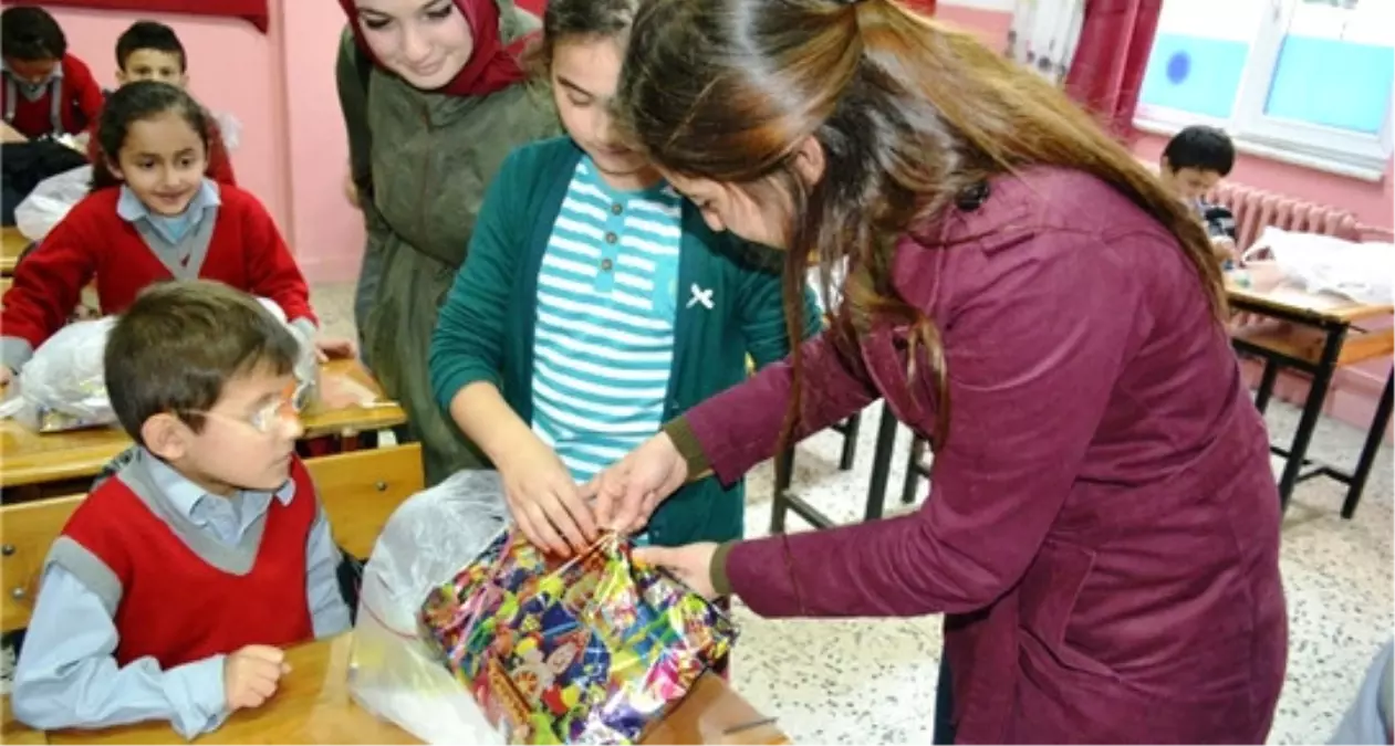 Üniversite Öğrencilerinden Kırtasiye Yardımı