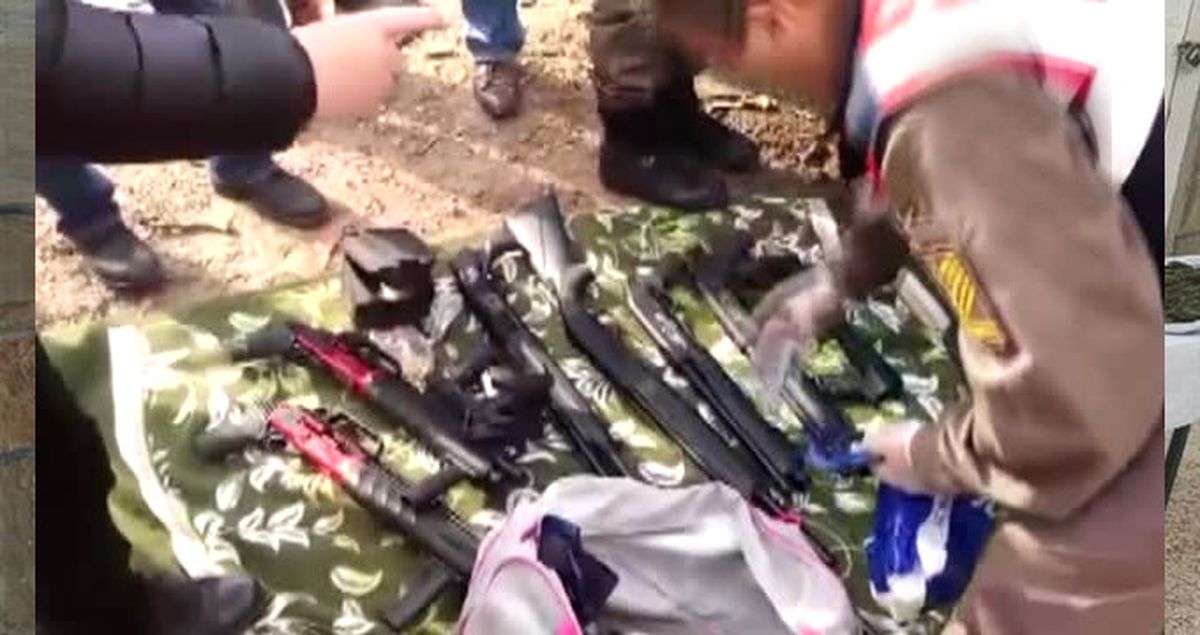 Boş Arazide Bulunan Otomobilden Adeta Cephane Çıktı!