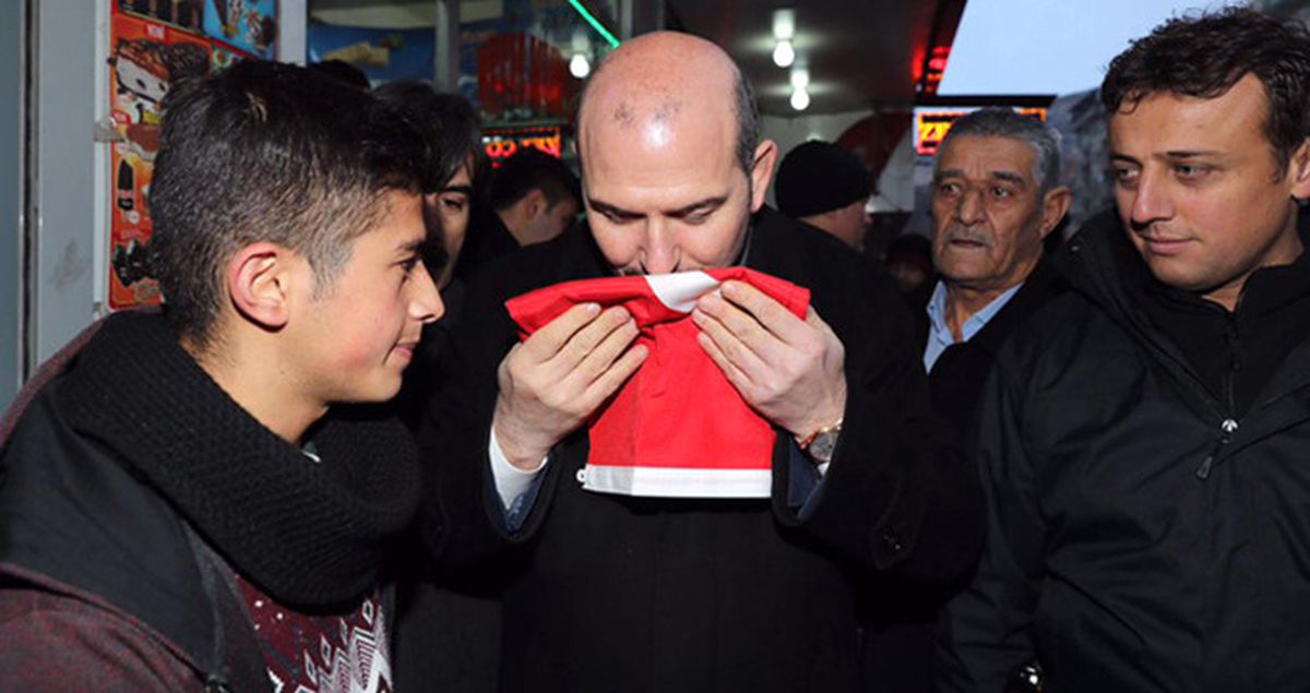 Hakkari'de Şehit Yeğeni Genç, Bakan Soylu'ya Bayrak Hediye Etti