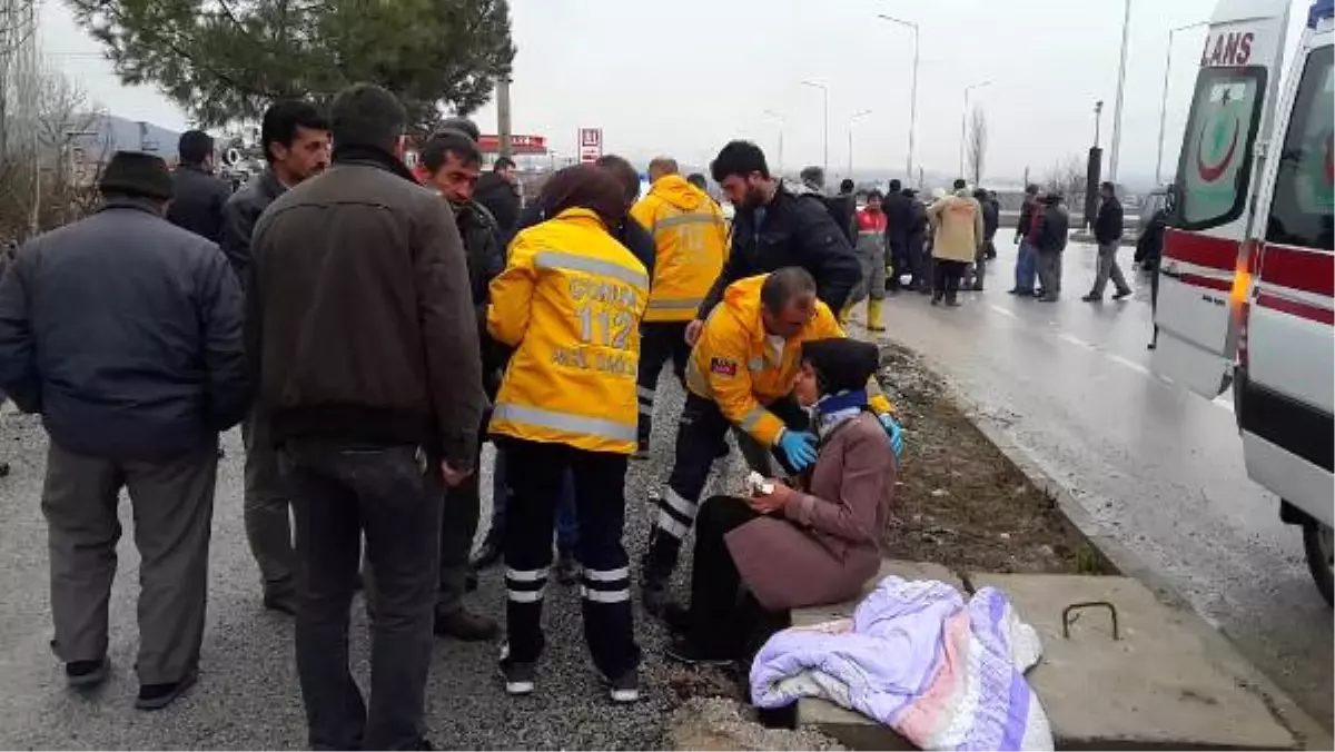 İki Otomobil Çarpıştı: 1'i Bebek 5 Yaralı