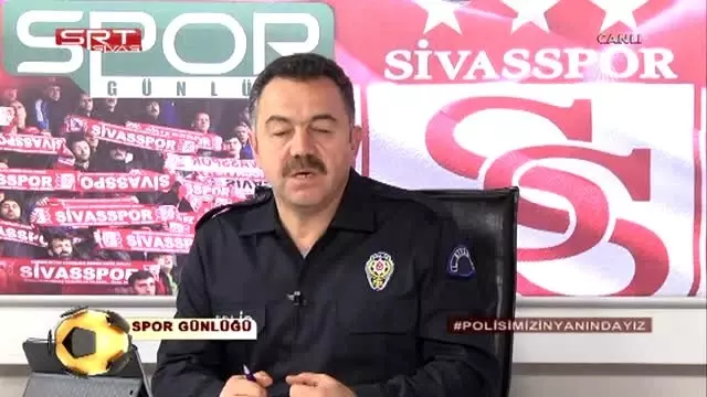 Polis Üniformasıyla Program Sundular