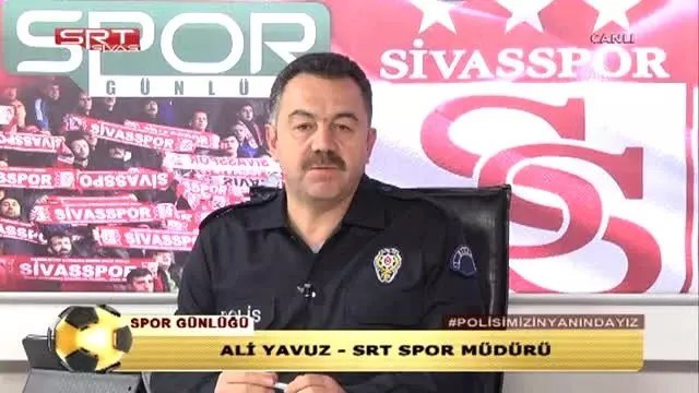 Polis Üniformasıyla Program Sundular