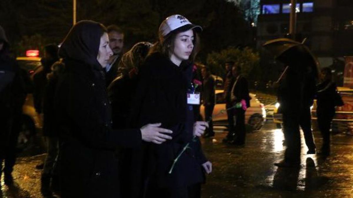 Şehit Kızı, Babasının Öldüğü Yere Karanfil Bıraktı