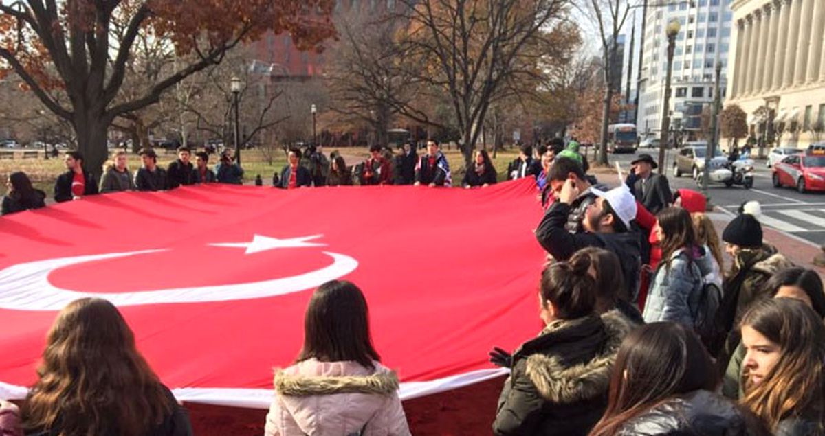 Türk Öğrenciler Beyaz Saray Önünde Toplandı