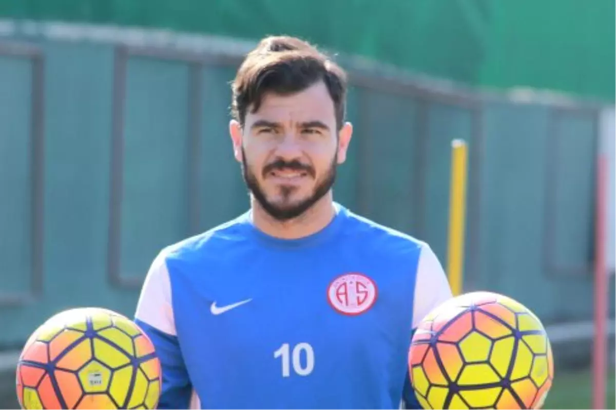 Yekta Kurtuluş'tan Sneijder'a Gönderme! Yekta Kurtuluş Kimdir?