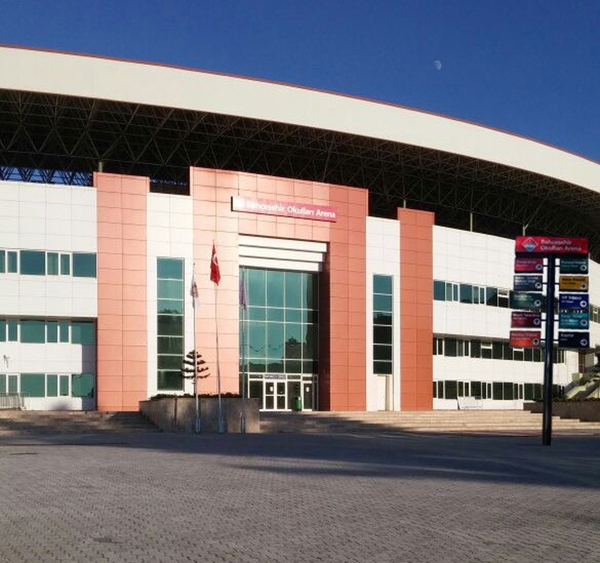 Alanya Oba Stadı'nın Adı 'Bahçeşehir Okulları Arena' Oldu