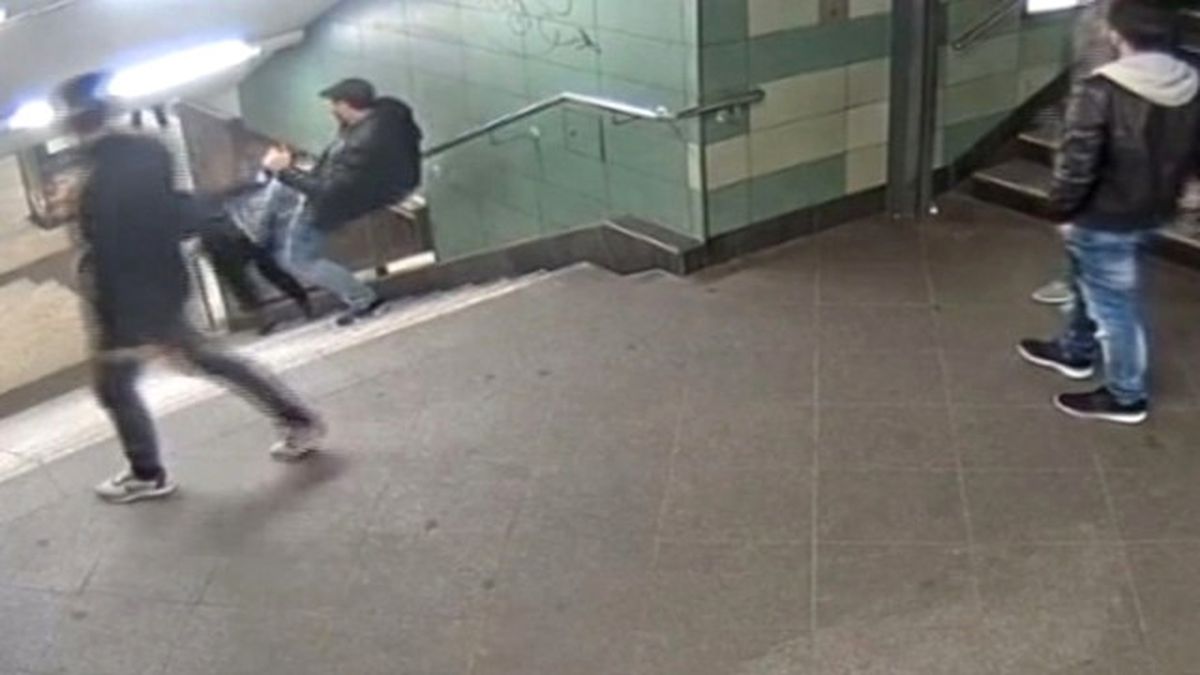 Almanya'da Kadına Tekmeyle Saldıranlar Burgaristan Vatandaşı Çıktı!