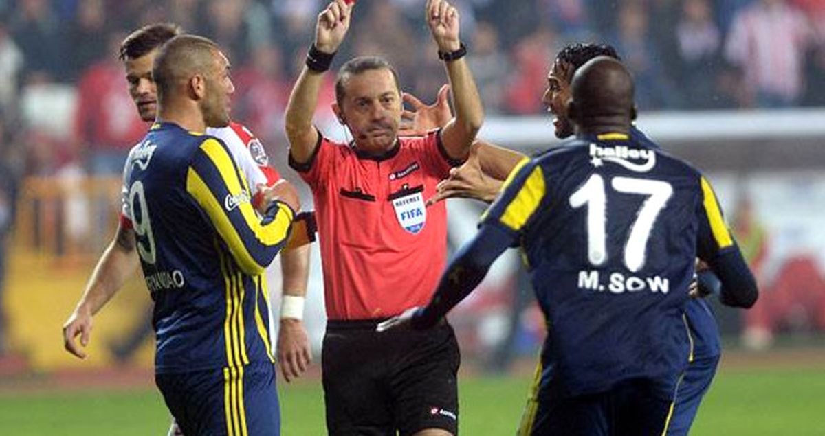 Cüneyt Çakır, Fenerbahçe Maçında 'İyi ve Verimli Performans' Notu Aldı
