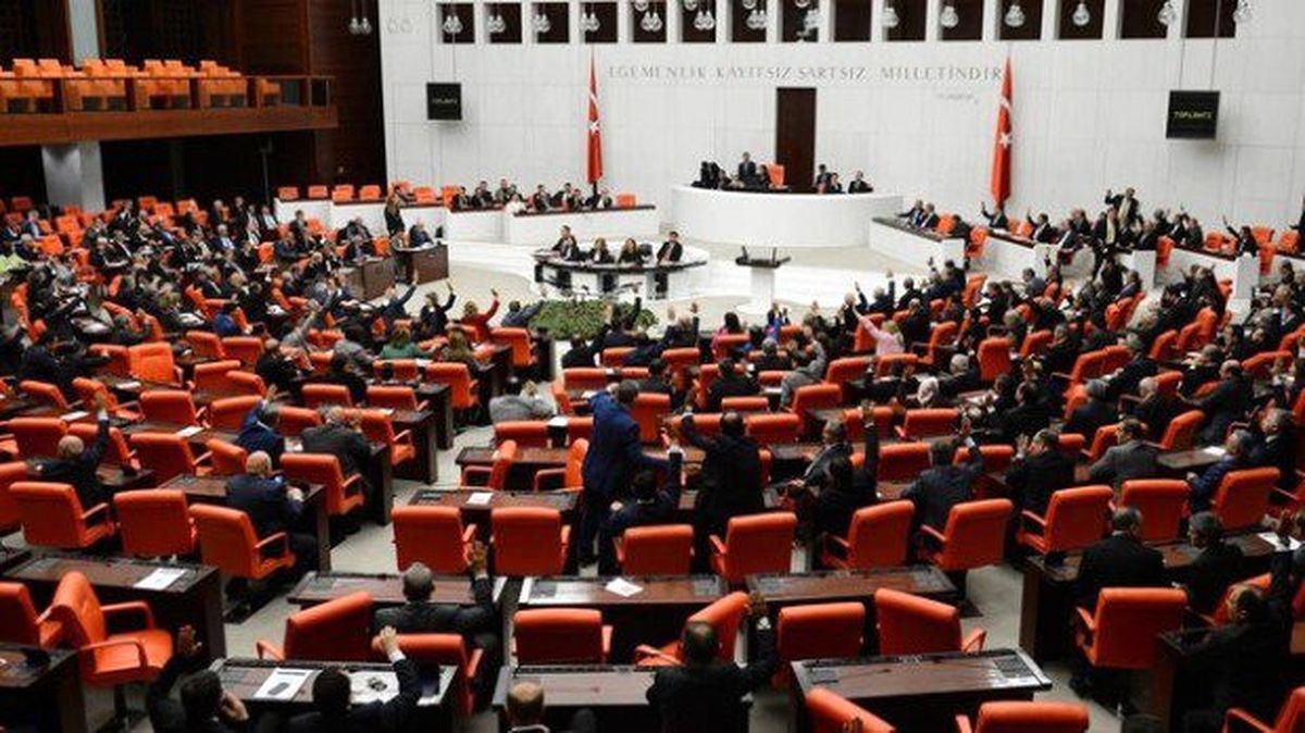 Meclis Başkanı İstedi, Genel Kurulda Tutuklu HDP'li Vekillerin Fotoğrafları Kaldırıldı