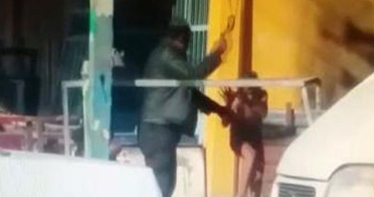 Okula Gitmeyen Oğlunun Kıyafetlerini Çıkarıp Sokak Ortasında Kemerle Dövdü!