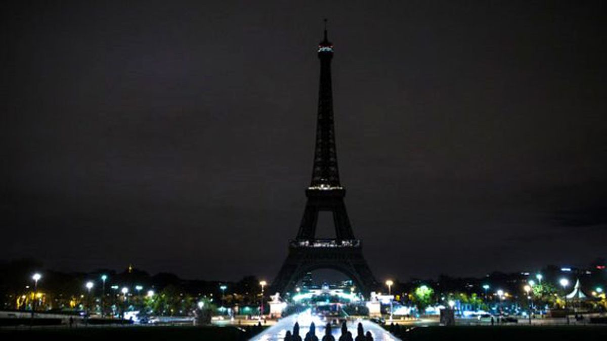 Paris'teki Eyfel Kulesi, Halep Halkı İçin Siyaha Büründü!
