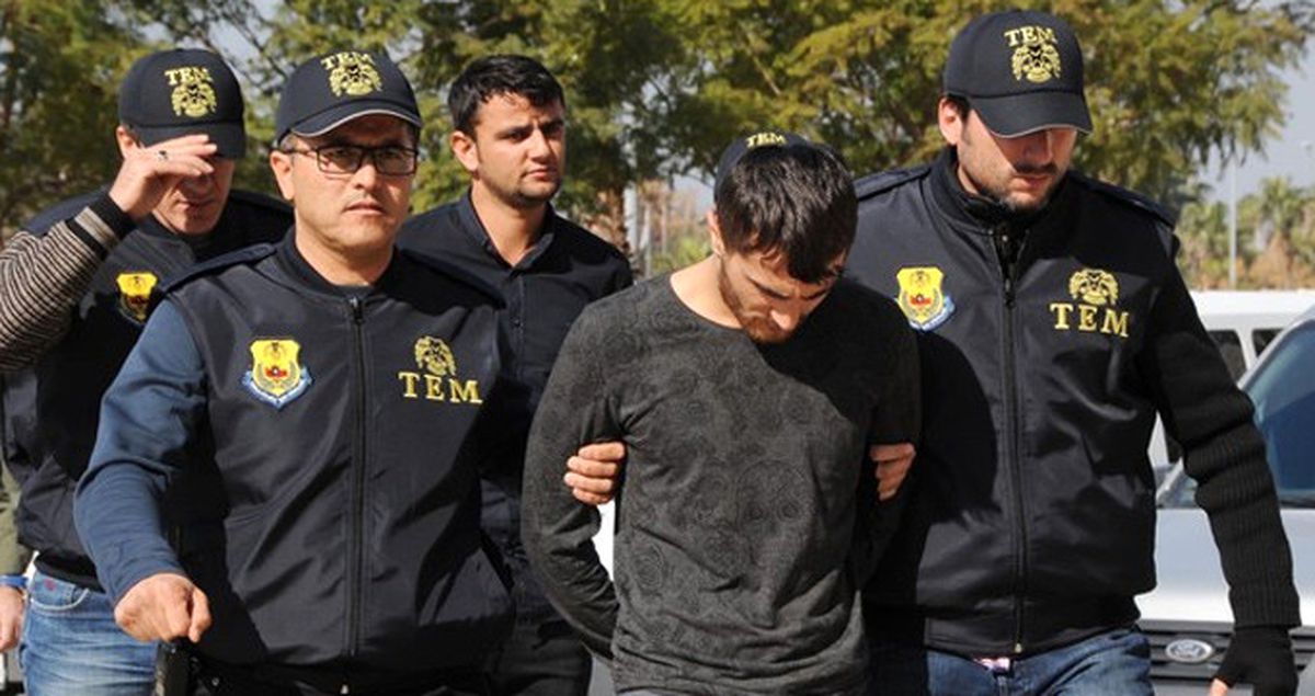 PKK'lı Terörist Üzerinde Bombalarla Elini Kolunu Sallayarak AVM'ye Girmiş