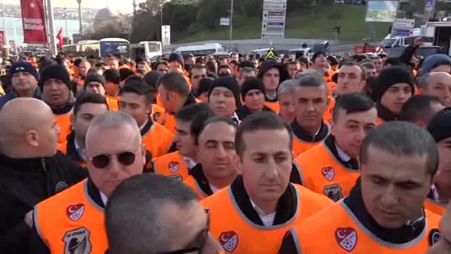 Sanatçılar Şehitler Tepesine Karanfil Bırakarak Dua Etti Sanatçılar Şehitler Tepesine Karanfil Bırakarak Dua Etti
