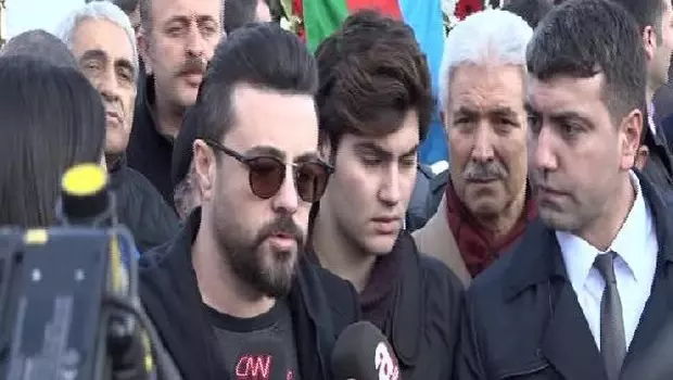 Sanatçılar Şehitler Tepesine Karanfil Bırakarak Dua Etti Sanatçılar Şehitler Tepesine Karanfil Bırakarak Dua Etti