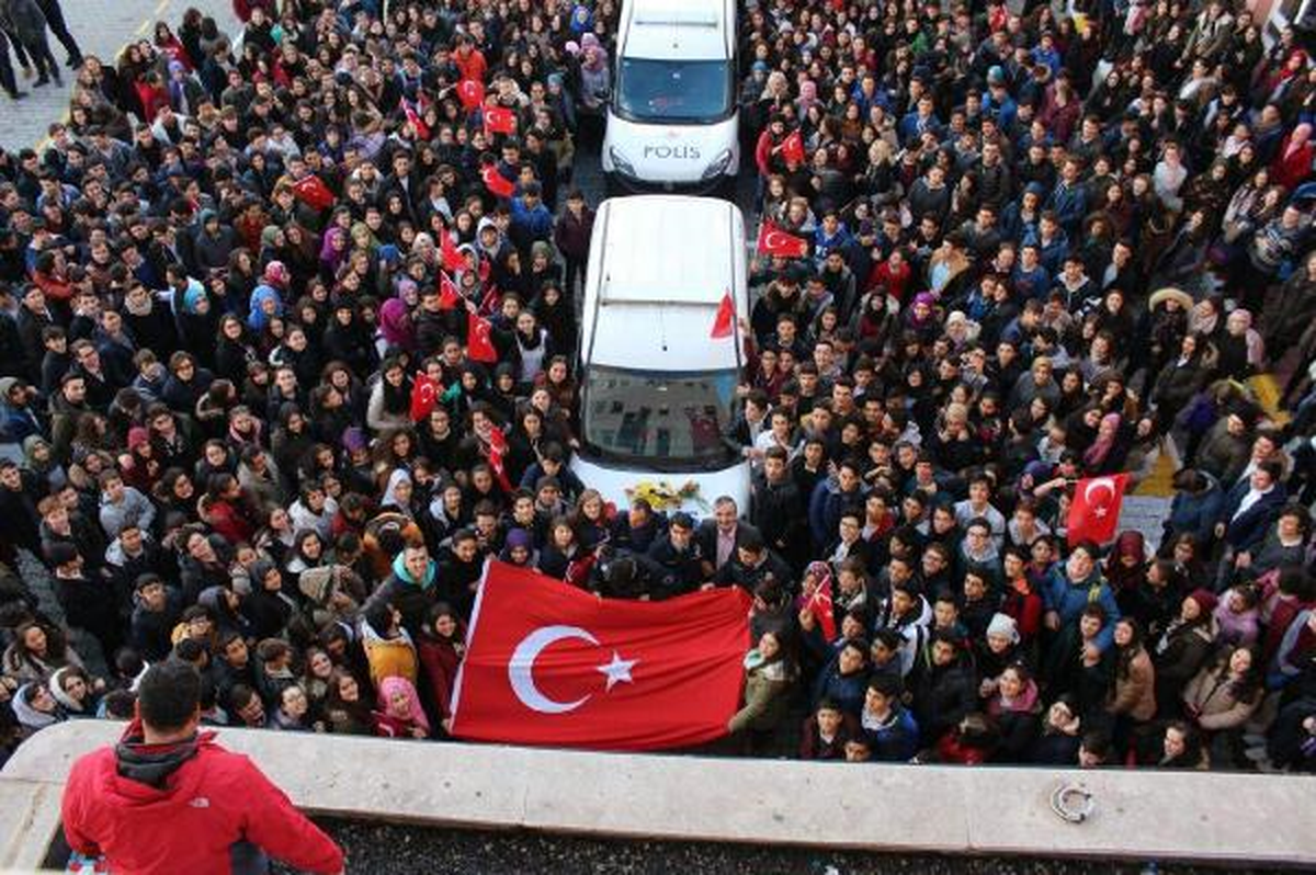 Liselilerden Kavga İhbarına Giden Polisi Mest Eden Jest