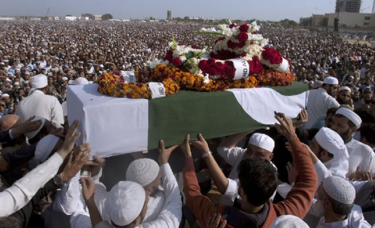 Pakistanlı Eski Pop Şarkıcısı Cüneyd Cemşid Son Yolculuğuna Uğurlandı