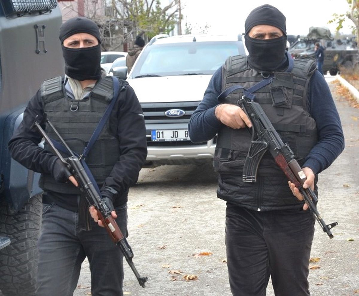 Polis, Ceyhan'da Terör Operasyonu Yaptı, Vatandaş Alkışlarla Destek Verdi