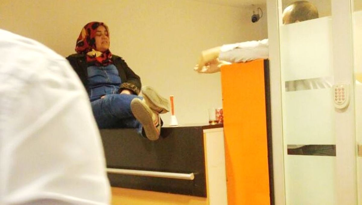 Bankada Sıra Dışı Eylem: O Müdür Buraya Gelecek