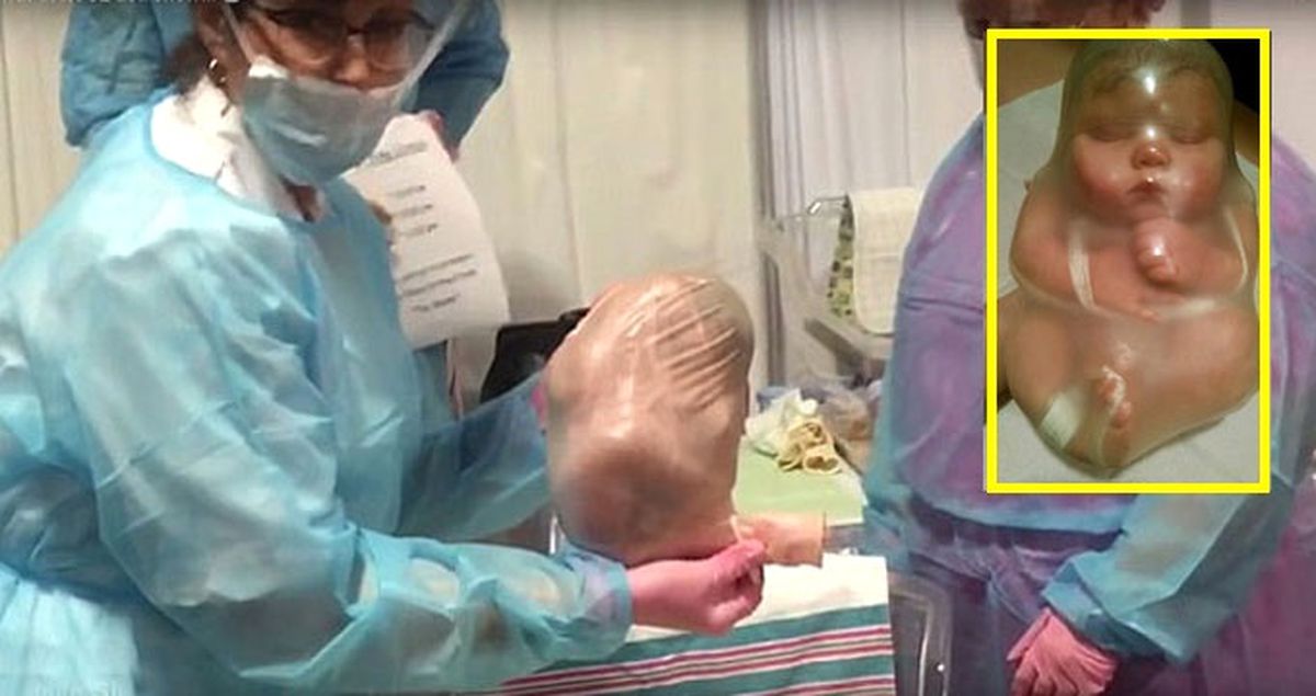 İzleyicilerin Önünde Oyuncak Bebekle Sezaryen Doğum Yapıldı