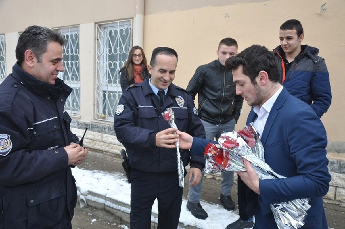 Asılsız İhbar Üzerine Okula Gelen Polisler Türk Bayrakları ile Karşılandı
