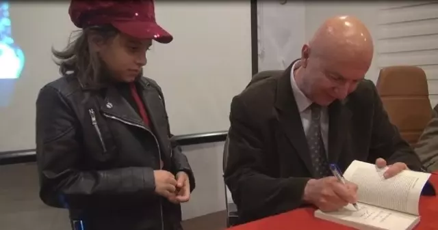 Orhan Kemal'in Oğlu Efeler'deki Edebiyat Tutkunlarına Babasını Anlattı Orhan Kemal'in Oğlu Efeler'deki Edebiyat Tutkunlarına Babasını Anlattı