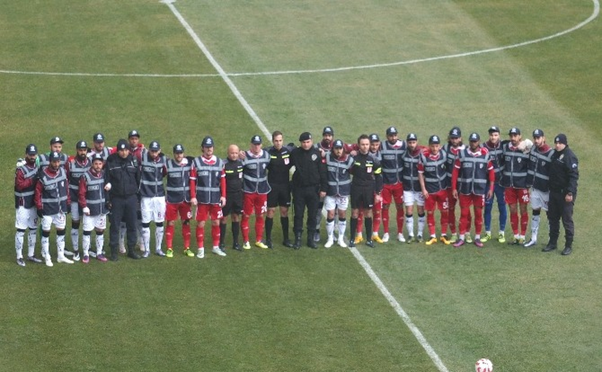 Bandırmaspor ve Sivasspor Sahaya Polis Üniformasıyla Çıktı