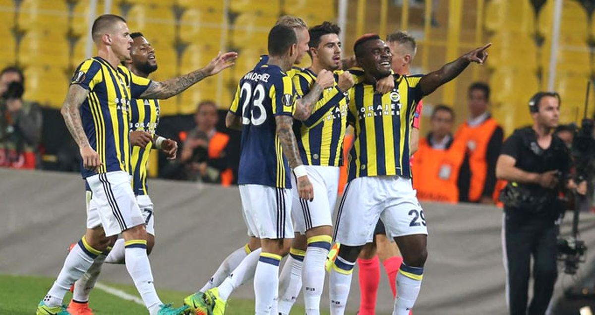 Fenerbahçe'de Emenike ve Van Der Wiel Kadro Dışı Bırakıldı