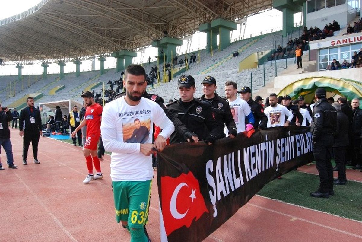 Şanlıurfaspor ile Bolusporlu Futbolcular Polislerle Birlikte Sahaya Pankartla Çıktı
