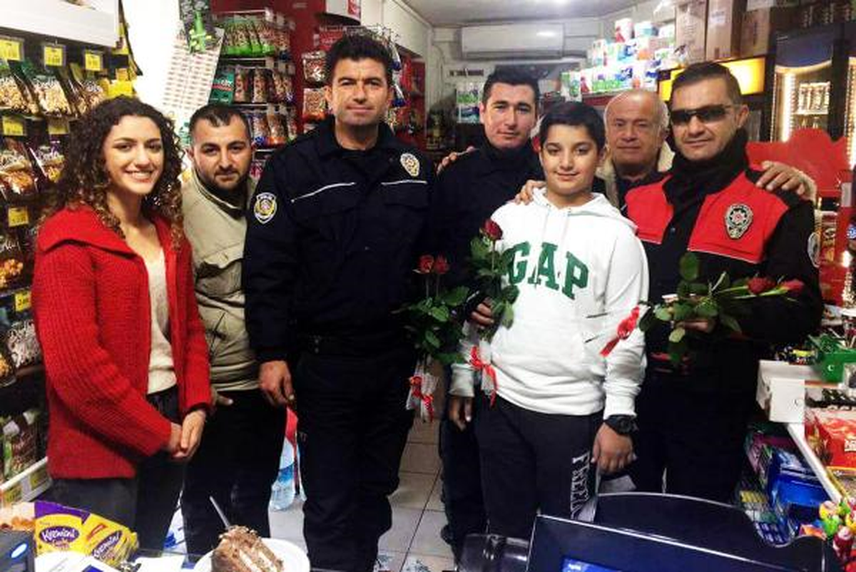 Kavga İhbarıyla Olay Yerine Giden Polisler, Çiçekle Karşılandı!