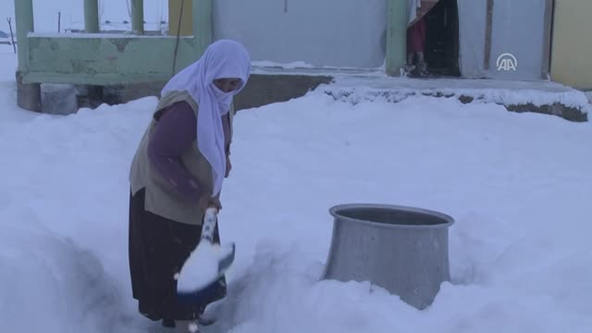 Köylüler, Su Sıkıntısını Kar Eriterek Gideriyor