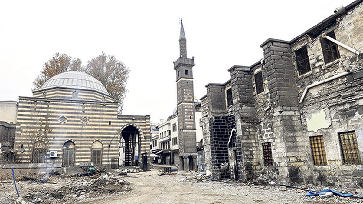 PKK Eylemlerinde Tahrip Olan Sur Tarihi Dokuya Uygun Olarak Yeniden İnşa Ediliyor
