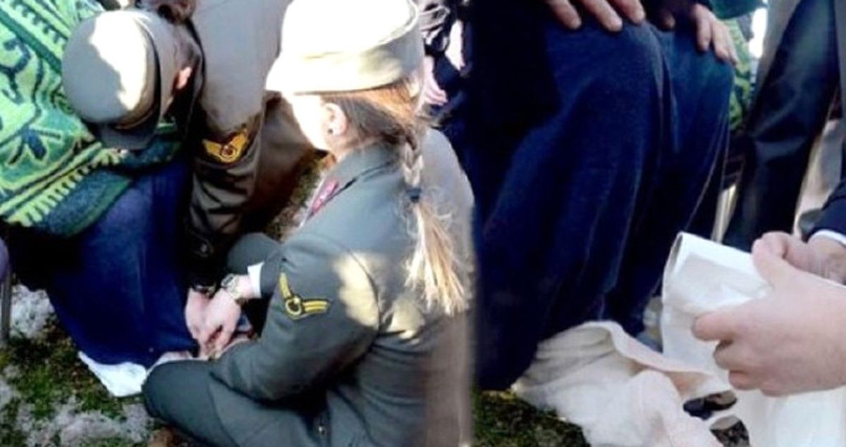 Askerler Şehit Annesinin Ayaklarını Havlularla Sardı!
