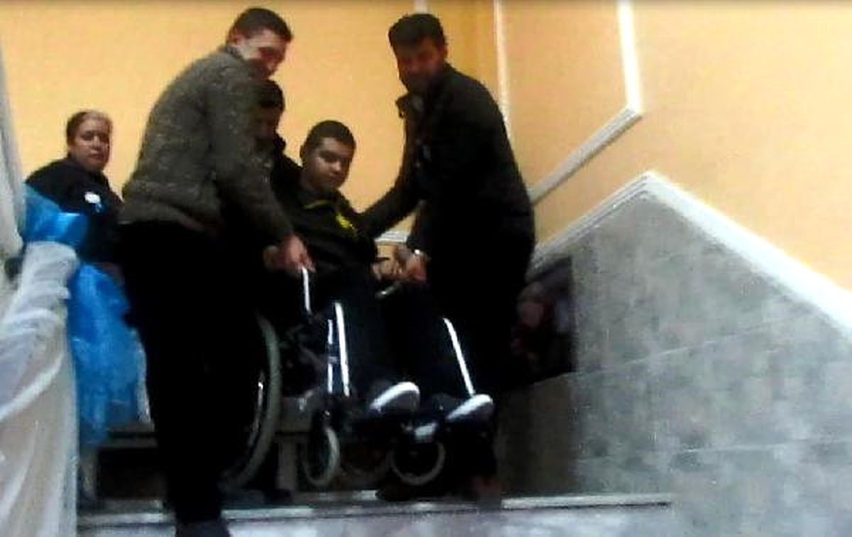 Engelliler, 'Engelliler Gecesi'ne Kucakta Taşındı