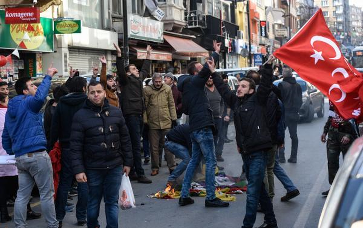 Teröre Tepki İçin Toplanan Vatandaşlar HDP Şişli Binasına Saldırdı!