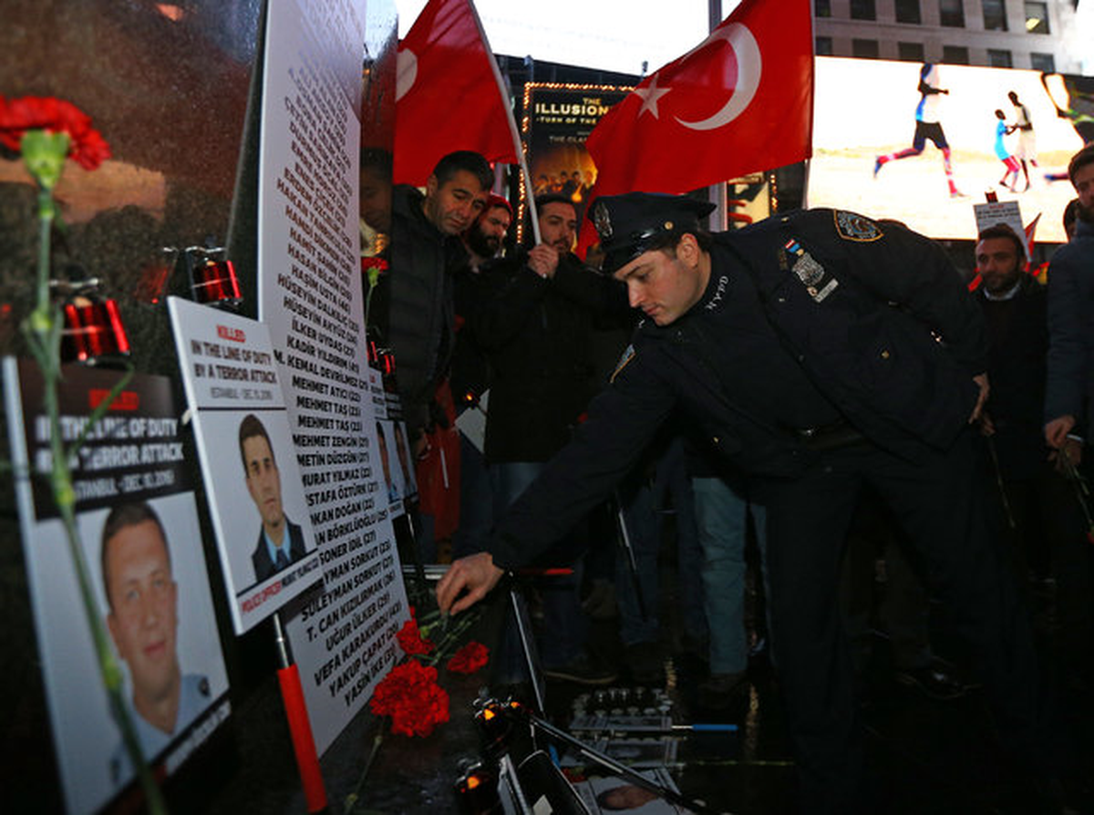 New York Polisi, Times Meydanı'nda İstanbul Saldırısı Şehitlerini Andı