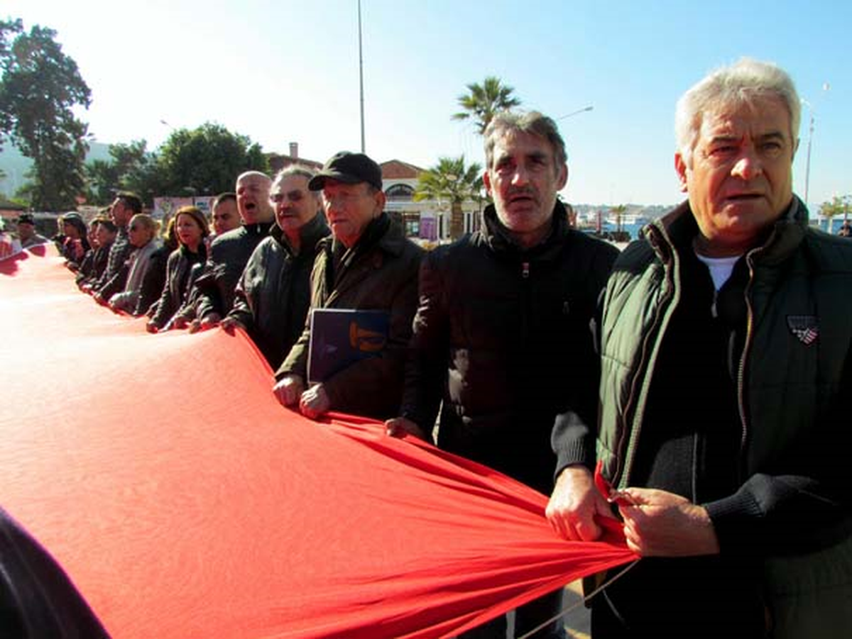 Çeşme'de 'Deniz Patlıcanı' Toplanmasına Tepki Yağdı
