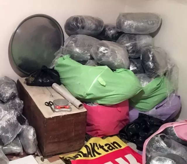 Çeyiz Sandığından Uyuşturucu Çıktı Çeyiz Sandığından Uyuşturucu Çıktı