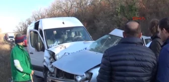 Edirne - Keşan'da Yolcu Minibüsüyle Kamyonet Çarpıştı: 8 Yaralı