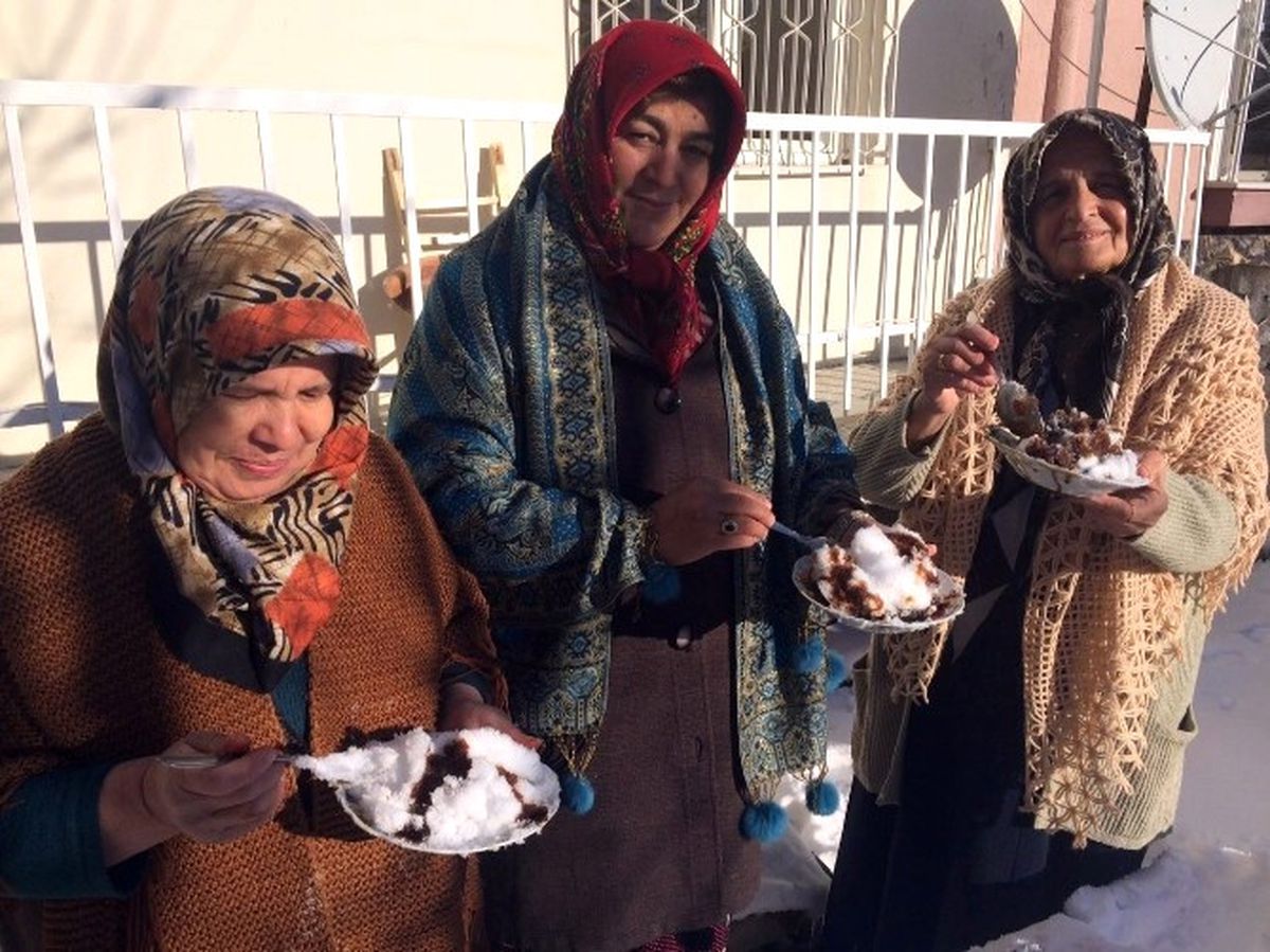 Konya'da Bir Garip Gelenek! Tatlı Niyetine Karlı Pekmez Yiyorlar