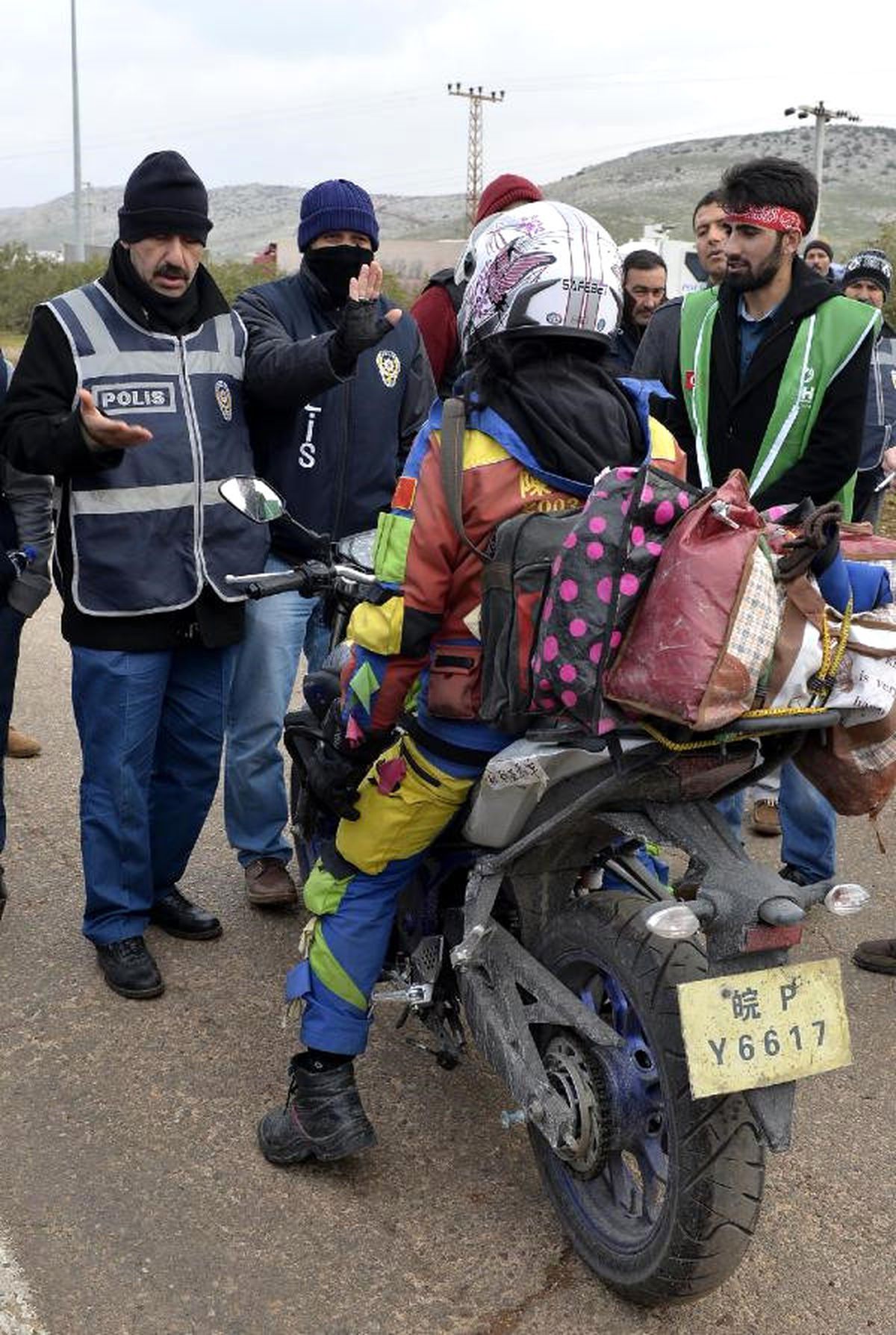 Sınırda Halep'e Gitmek İsteyen Çinli ve Polisin Diyaloğu Güldürdü
