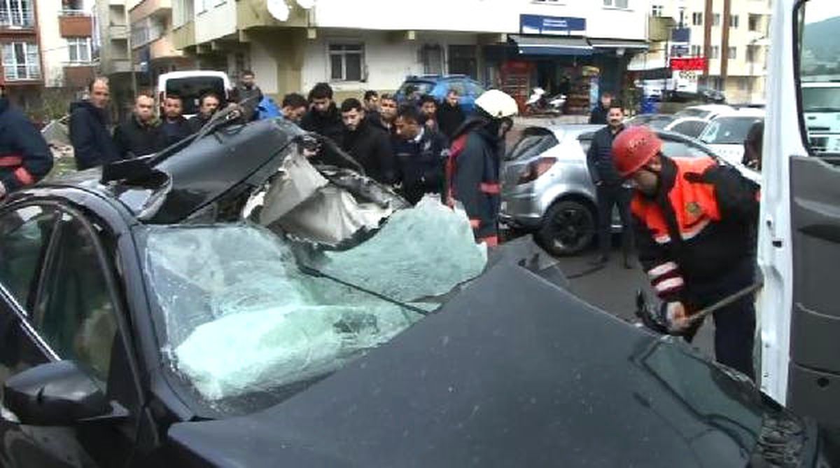 Takla Atarak Havalanan Otomobil Karşı Yöndeki Aracın Üzerine Düştü!