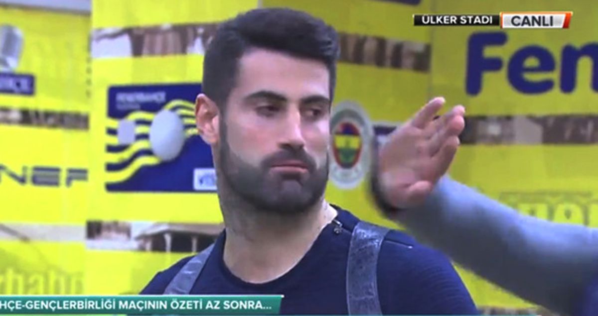 Ümit Özat, Röportaj Sırasında Volkan Demirel'in Ensesine Vurdu