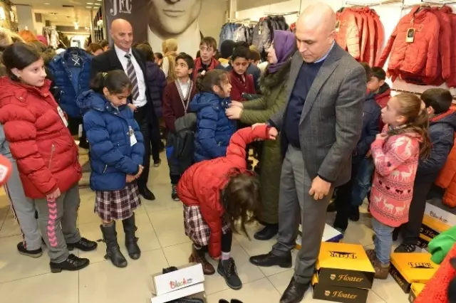 Yakutiye Belediyesi ve Ak Partili Kadınlardan Anlamlı Destek Yakutiye Belediyesi ve Ak Partili Kadınlardan Anlamlı Destek