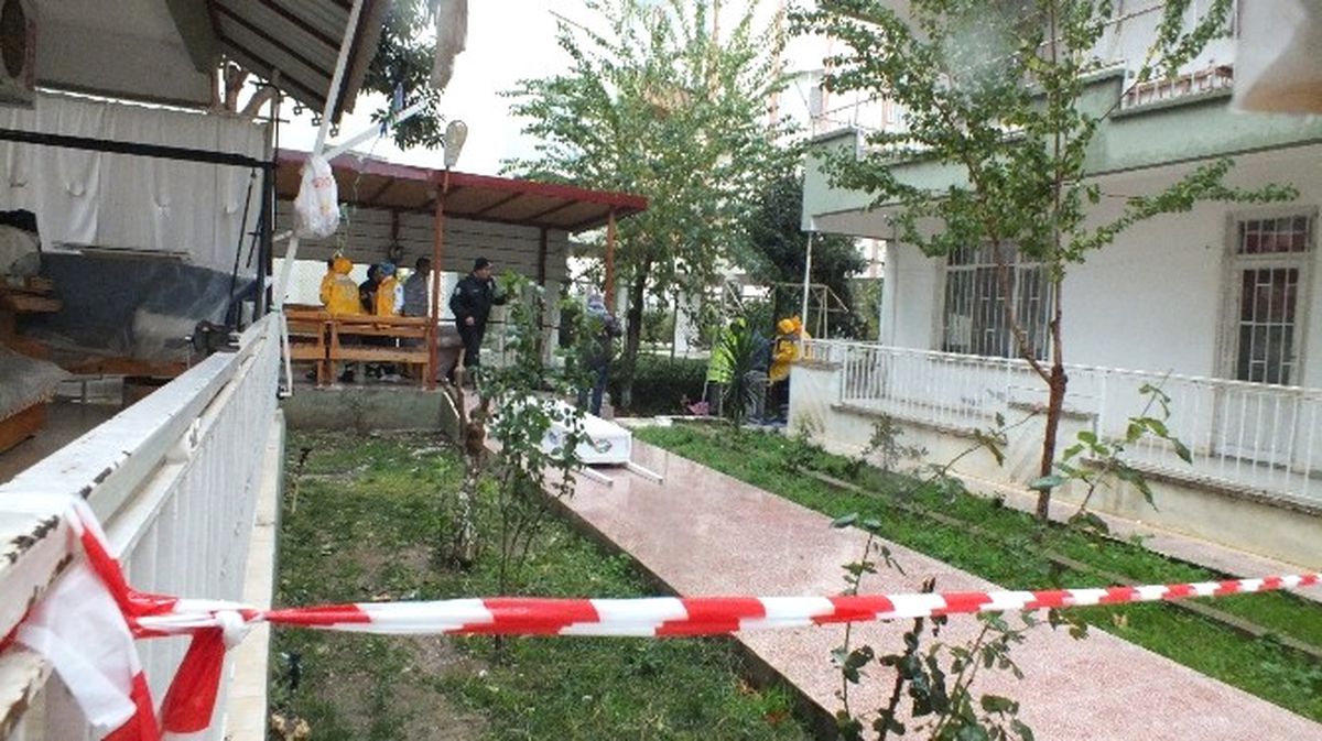 Yaşlı Adam Bahçede Kendini Asarak İntihar Etti