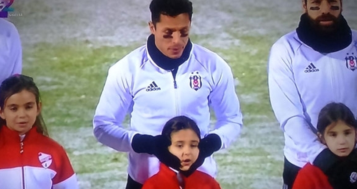 Beşiktaşlı Adriano, Boluspor Maçında Küçük Kızın Kulaklarını Kapattı