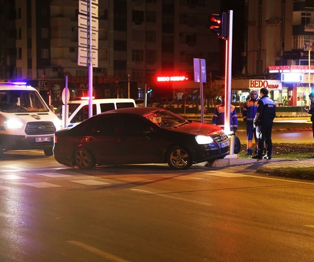 Kaza Yapan Sürücü Aracını Terk Etti Adana