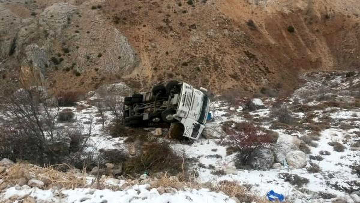 Uçuruma Yuvarlanan Kamyondan Son Anda Atlayıp Kurtuldu