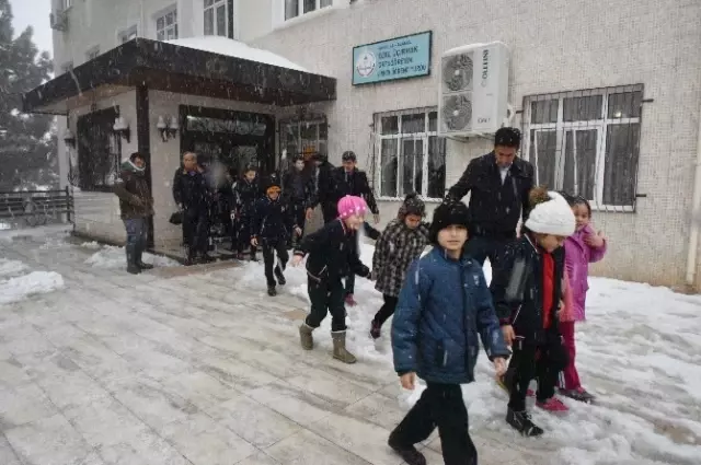 Alanya'da Kar Nedeniyle Okulda Mahsur Kalan Öğrencileri Belediye Ekipleri Kurtardı Alanya'da Kar Nedeniyle Okulda Mahsur Kalan Öğrencileri Belediye Ekipleri Kurtardı