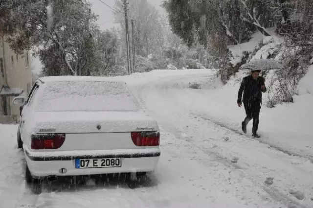 Alanya'da Kar Nedeniyle Okulda Mahsur Kalan Öğrencileri Belediye Ekipleri Kurtardı Alanya'da Kar Nedeniyle Okulda Mahsur Kalan Öğrencileri Belediye Ekipleri Kurtardı